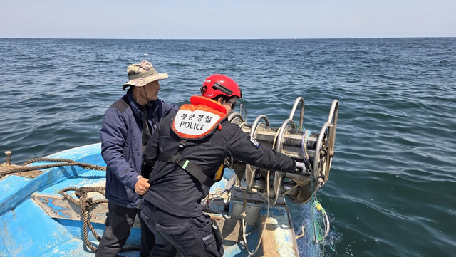 25일 울산 동구 화암항에서 홀로 출항해 조업하던 70대 선장이 실종돼 해경이 수색 작업을 벌이고 있다.    [울산해양경찰서 제공]
