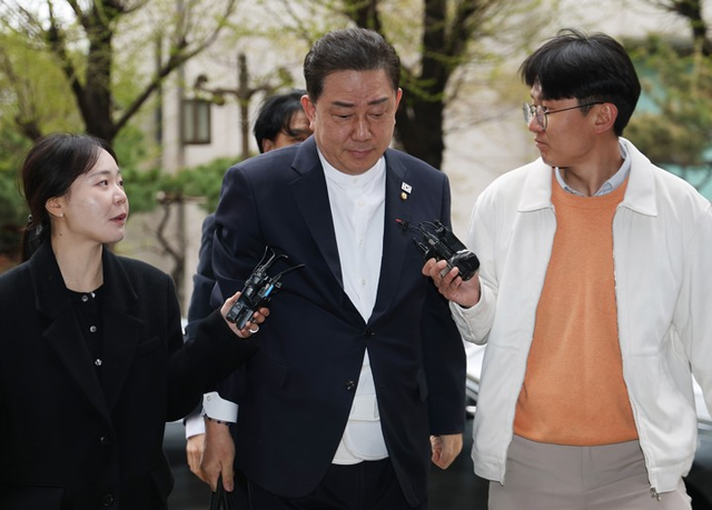 뇌물수수 의혹 등을 받는 무소속 김병기 의원이 10일 서울 마포구 서울경찰청 공공범죄수사대에 조사를 받기 위해 출석하고 있다. [연합뉴스]
