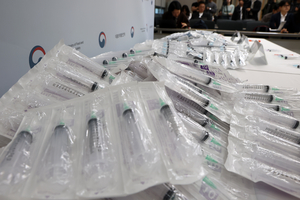 [속보] ‘주사기 매점매석’ 靑 불호령…경찰청 “업체 신속 수사착수”