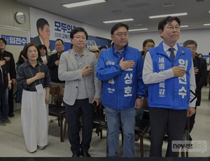 교육장관이 진보 교육감 후보 찾아가 포옹…중립훼손 비판에 “불필요 논란”