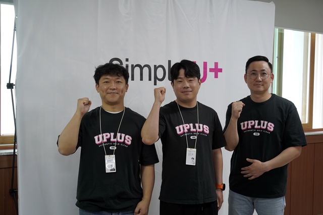 강병구(왼쪽부터) 강남영업역량강화팀 책임, 김민완 인천소매영업팀 책임, 최명석 강남영업추진팀 책임이 인천 옹진군 자월도에서 유심 교체·업데이트 지원 중 기념 촬영을 하고 있다. LG유플러스 제공
