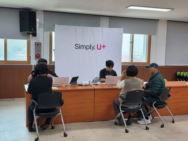 LG유플러스 직원들이 지난 27일 인천 옹진군 자월도 면사무소 회의실에서 유심(USIM)을 교체해주고 있다. 이혜선기자
