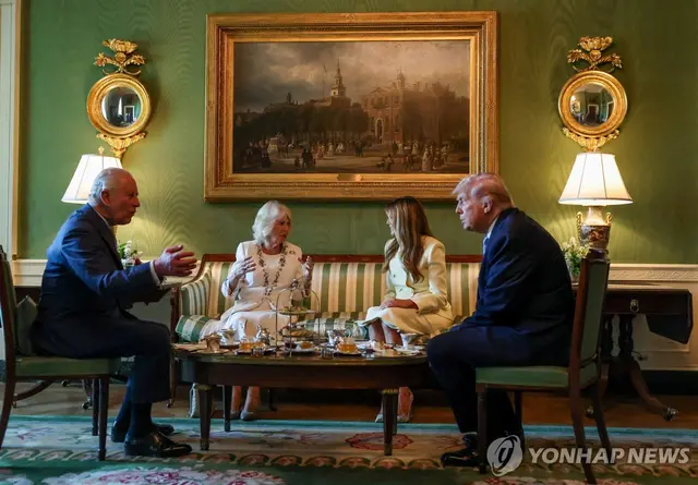 티타임 갖는 영국 찰스 3세 국왕 부부와 도널드 트럼프 미국 대통령 부부. 워싱턴 로이터=연합뉴스