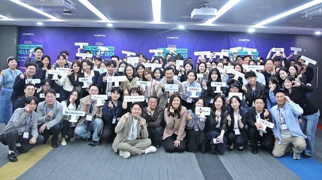 CJ온스타일의 ‘2026 CJ온큐베이팅’에 선정된 브랜드사 관계자들이 기념촬영을 하고 있다. [CJ온스타일 제공]
