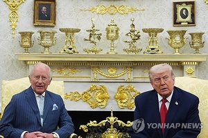 트럼프, 英에 불만 많으나 찰스엔 “소중한 유대”…백악관 “두 왕” 표현