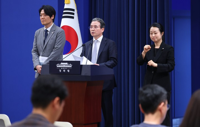 김용범 정책실장이 27일 청와대 춘추관에서 이날 열린 이재명 대통령과 데미스 허사비스 구글 딥마인드 최고경영자(CEO) 면담 관련 브리핑을 하고 있다. 왼쪽부터 김우창 국가AI정책비서관, 김 정책실장, 박지연 수어통역사. [연합뉴스]
