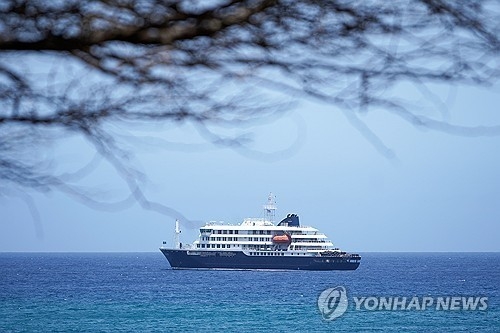 카보베르대 영해에 정박 중인 크루즈선 ‘MV 혼디우스’ [AP=연합뉴스]