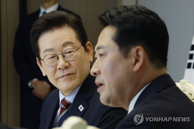 이재명 대통령이 지난 2025년 9월 8일 용산 대통령실에서 여야 지도부 오찬 회동에 참석한 장동혁 국민의힘 당대표의 발언을 듣고 있다. [대통령실통신사진기자단·연합뉴스]