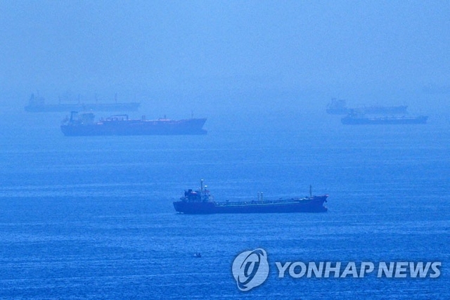 호르무즈 해협에 닻을 내리고 멈춰 있는 선박들. AP 연합뉴스