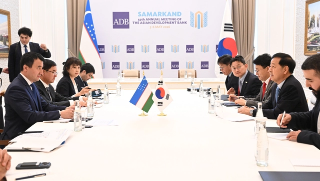 구윤철 부총리 겸 재정경제부 장관이 3일(현지시간) 콘글래스센터에서 잠시드 호자예프 우즈벡 부총리와 쿠츠카로프 호자예프 우즈벡 부총리와 면담을 하고 있다. [재경부 제공]