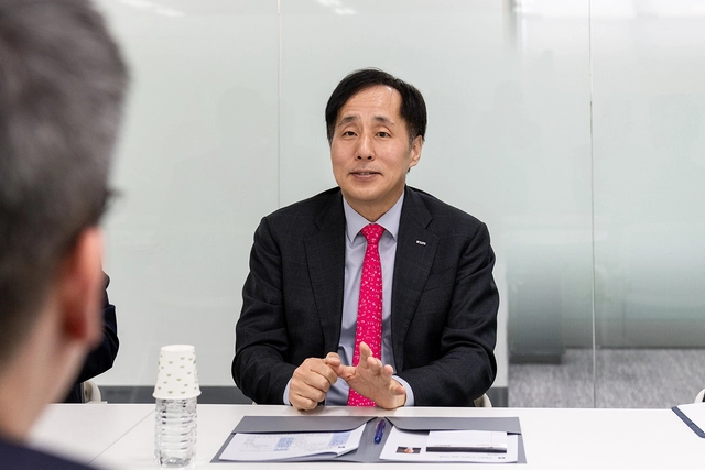 장영진 한국무역보험공사 사장이 지난 3월 서울 중구 한솔제지 본사에서 무역보험 제도와 중소기업 긴급 지원 방안을 설명하고 있다. [무보 제공]
