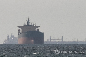 ‘프로젝트 프리덤’ 작전 첫날… 호르무즈 갇혔던 우리 선박 의문의 폭발·화재