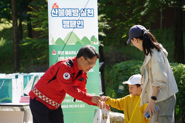 박은식(왼쪽)  산림청장이 5일 어린이날을 맞아 국립대전숲체원에서 가족단위 나들이객을 대상으로 산불예방 홍보활동을 하고 있다. 산림청 제공.