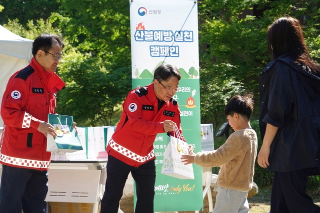 박은식(왼쪽 두번째) 산림청장이 5일 어린이날을 맞아 국립대전숲체원에서 어린이에게 산불예방 중요성을 설명하고 있다. 산림청 제공.