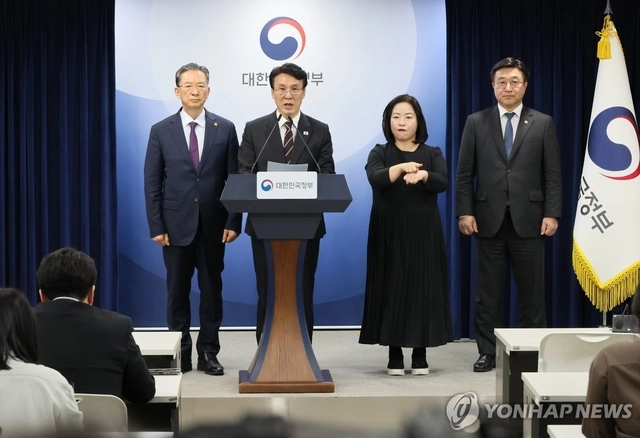 김민석 국무총리가 지난달 14일 서울 종로구 정부서울청사에서 제9회 동시지방선거 관련 대국민담화를 하고 있다. 왼쪽부터 정성호 법무부 장관, 김 총리, 윤호중 행정안전부 장관. [연합뉴스]