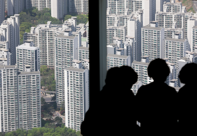 서울 송파구 롯데월드타워에서 바라본 아파트. [연합뉴스 제공]
