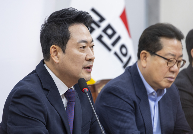 장동혁 국민의힘 대표가 5일 국회에서 열린 기자간담회에서 여권이 추진중인 ‘검찰 조작기소’ 특검 관련해 비판하고 있다. [연합뉴스]