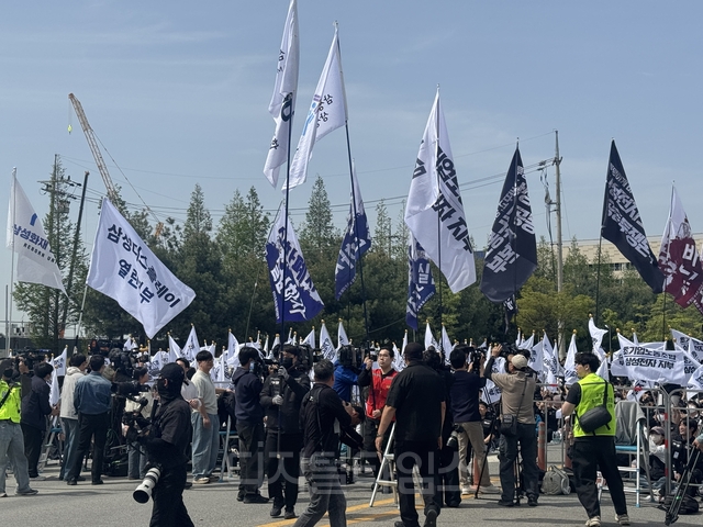 경기도 평택시 삼성전자 평택캠퍼스 앞에서 열린 삼성전자 노동조합 공동투쟁본부의 ‘투명하게 바꾸고, 상한폐지 실현하자-4/23 투쟁 결의대회’에서 조합원들이 깃발을 들고 있다.