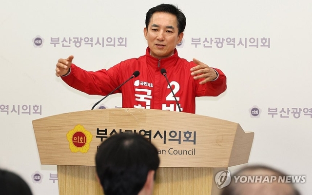 국민의힘 박민식 부산 북구갑 국회의원 선거 후보가 6일 오전 시의회 브리핑룸에서 출마 기자회견을 갖고 질문에 답하고 있다. 연합뉴스