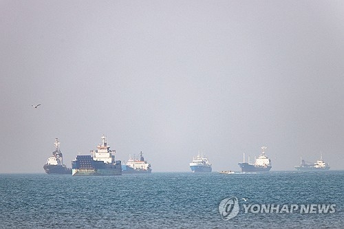 이란 반다르 아바스 인근의 호즈무즈 해협의 선박들. 로이터 연합뉴스 자료사진.