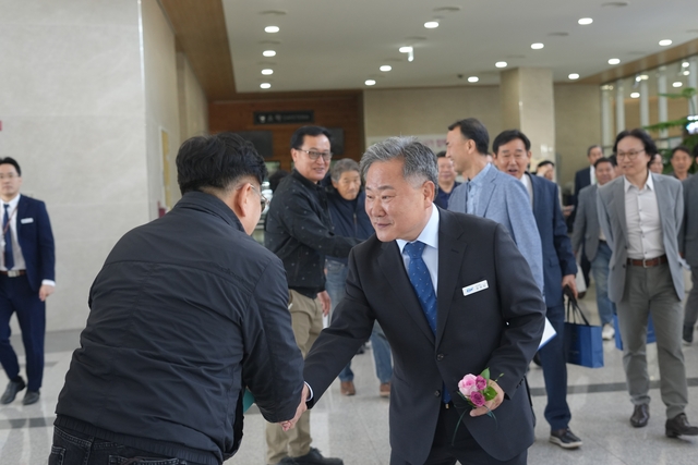 김성진(사진 오른쪽) 신임 한국전력거래소 이사장이 6일 전남 나주 전력거래소 본사에서 임직원과 악수를 하고 있다. [전력거래소 제공]