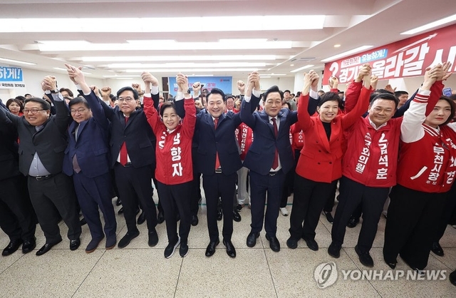 국민의힘 장동혁 대표가 6일 경기 수원 경기도당에서 열린 경기도당 필승결의대회에서 참석자들과 포즈를 취하고 있다. 연합뉴스