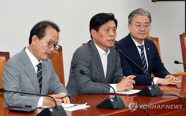 더불어민주당 조승래 사무총장(가운데)이 6일 국회에서 호남 지역 재보선에 임문영·김의겸·박지원 전략공천과 제주 서귀포에 김성범, 대구 달성에 박형룡 보선 공천 결과와 관련한 질문에 답하고 있다. 왼쪽은 강준현 수석대변인. 오른쪽은 이연희 전략기획위원장. 연합뉴스