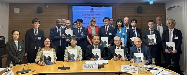 한국수자원공사는 5일(현지시간) 프랑스 파리 경제협력개발기구(OECD) 본부에서 열린 ‘제27차 UN HELP 총회’에 참석해 3대 초격차 기술과 9대 선도기술에 대한 공식 기술보고서를 발간하고 주요 참석자들과 함께 기념사진을 촬영하고 있다. [수공 제공]