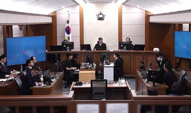 도이치모터스 주가조작과 통일교 금품수수 등 혐의로 재판에 넘겨진 김건희씨가 28일 서울 서초구 서울고등법원에서 열린 항소심 선고공판에 출석해 선고를 듣고 있다. [서울고법 제공]