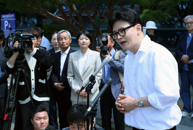 무소속 한동훈 부산 북갑 국회의원 보궐선거 예비후보가 지난 5월 4일 오후 부산 구포동 북구선거관리위원회에 예비후보 등록을 마친 뒤 기자들 질문에 답하고 있다. [연합뉴스]