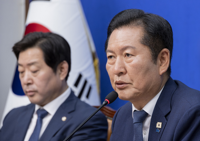 정청래 더불어민주당 대표가 6일 국회에서 열린 최고위원회의에서 이날 개장하자 마자 7천선을 넘어선 코스피 관련 발언을 하고 있다. [연합뉴스]