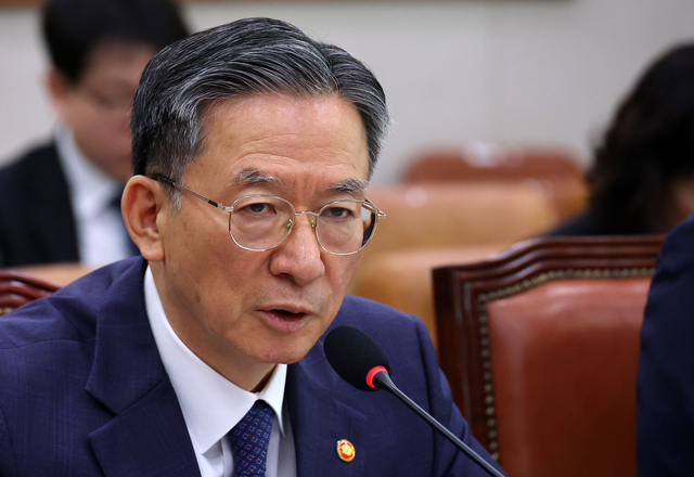 정성호 법무부 장관이 6일 국회에서 열린 법제사법위원회 전체회의에서 의원 질의에 답변하고 있다. [연합뉴스]