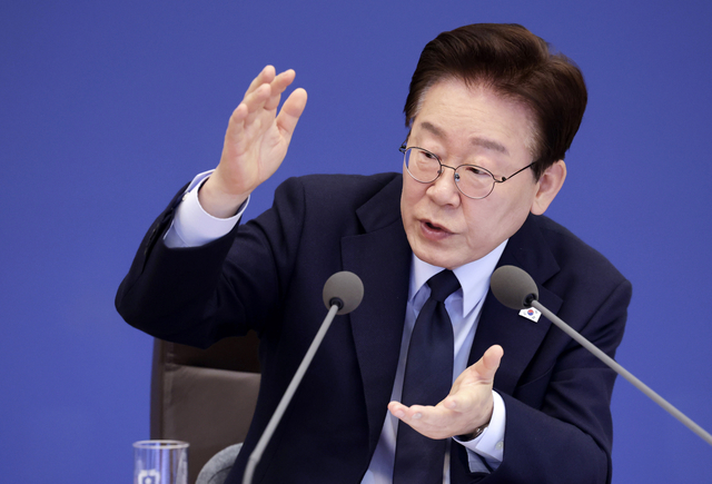 이재명 대통령이 6일 청와대에서 열린 국무회의 겸 비상경제점검회의에서 발언하고 있다.  [연합뉴스]