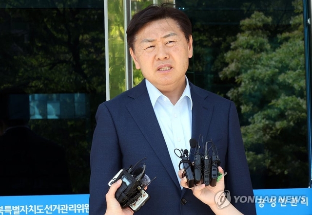 김관영 전북도지사가 제9회 전국동시지방선거 출마를 위해 6일 전북선거관리위원회에서 전북도지사 예비후보 등록을 한 뒤 소감을 밝히고 있다. 연합뉴스