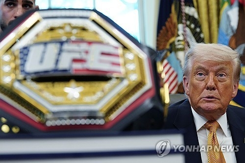 도널드 트럼프 미국 대통령이 지난 6일(현지시간) 미국 백악관 집무실에서 UFC 격투기 선수들을 만나고 있다.  AP 연합뉴스