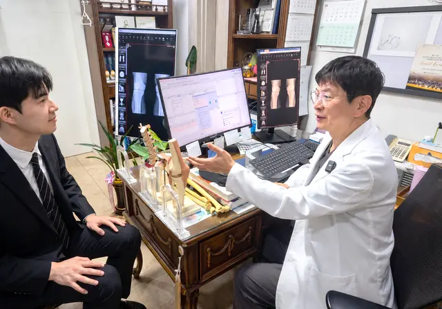 정철영 햇살정형외과의원 원장이 비트컴퓨터의 'AI 보이스 차팅'을 활용해 환자를 진료하고 있다. 비트컴퓨터 제공
