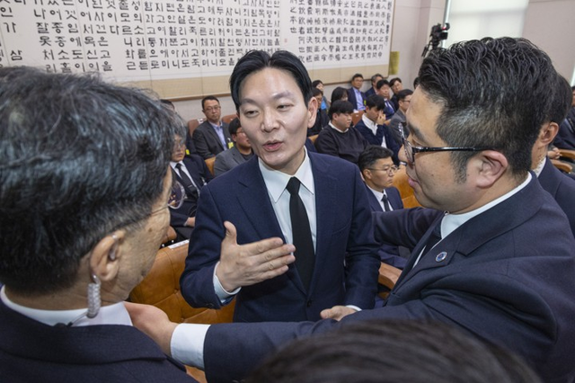 지난 4월 14일 국회 ‘윤석열 정권 정치검찰 조작 기소 의혹 사건 진상규명’ 국정조사특별위원회에서 열린 쌍방울 대북 송금 사건 관련 청문회에서 이 사건을 수사했던 박상용 검사가 증인 선서를 거부한 뒤 거부의 이유를 구두로 설명할 수 있는 기회를 요구하다 서영교 위원장의 명령으로 퇴장하고 있다. [연합뉴스]