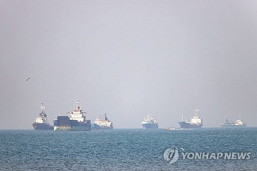 이란 반다르 아바스 인근의 호즈무즈 해협의 선박들. 로이터=연합뉴스 자료사진.