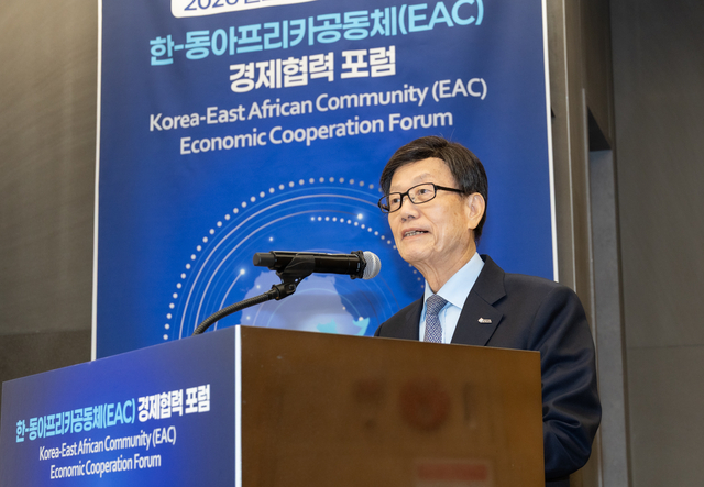 윤진식 한국무역협회 회장이 7일 서울 삼성동 트레이드타워에서 ‘한-동아프리카공동체(EAC) 경제협력 포럼’에서 개회사를 하고 있다. 무협 제공