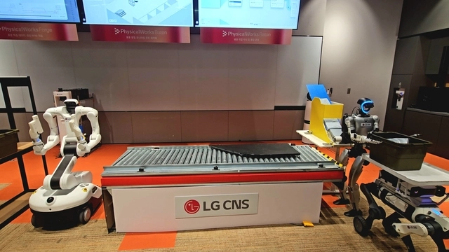 LG CNS가 7일 개최한 'RX 미디어데이' 행사에서 이기종 로봇들 간 자율적인 협업을 시연하고 있다. 팽동현 기자
