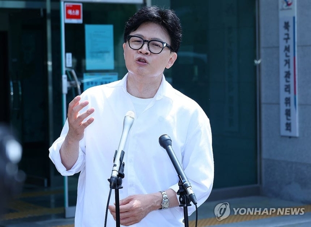 무소속 한동훈 부산 북갑 국회의원 보궐선거 예비후보가 지난 4일 부산 구포동 북구선거관리위원회에 예비후보 등록을 한 뒤 기자들 질문에 답하고 있다. 연합뉴스