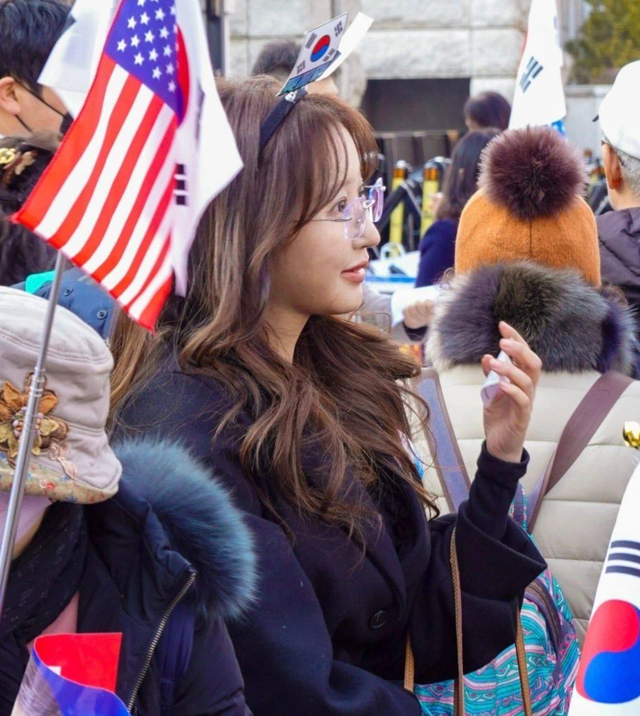 최서원씨(개명 전 최순실)의 딸 정유연씨(개명 전 정유라)가 지난 2025년 4월 12일 비상계엄 위헌으로 파면된 윤석열 전 대통령을 옹호하는 ‘윤어게인’ 집회에 참석한 모습. [정유라 페이스북 사진 갈무리]