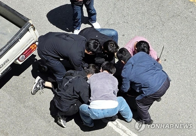 긴급 체포되는 여고생 살인 혐의 피의자. 독자 제공