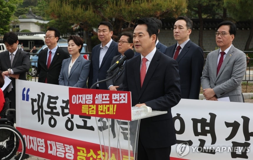 與, 연기에도… 野, ‘李대통령 사건 공소취소 특검’ 전면전