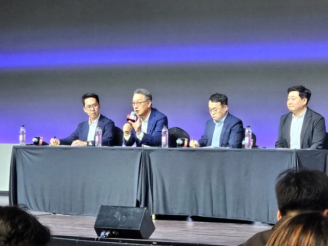 LG CNS 홍진헌(왼쪽부터) 전략담당, 현신균 CEO, 이준호 스마트물류&시티사업부장, 박상엽 CTO가 7일 마곡 LG사이언스파크에서 개최한 'LG CNS RX 미디어데이' 행사에서 기자들의 질문에 답변하고 있다. 팽동현 기자
