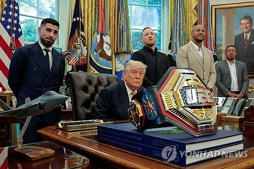 도널드 트럼프 미국 대통령이 6일(현지시간) UFC 선수들을 백악관에 초청한 자리에서 오는 6월 14일 백악관 사우스론에서 UFC 경기를 열 것이라고 밝히고 있다. 로이터 연합뉴스
