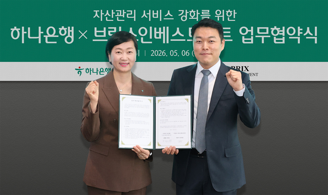 이은정(왼쪽) 하나은행 WM본부장이 홍지협 브릭스인베스트먼트 대표이사와 지난 6일 서울 용산구 Club1 한남PB센터지점에서 업무협약을 체결한 뒤 기념촬영을 하고 있다. [하나은행 제공]