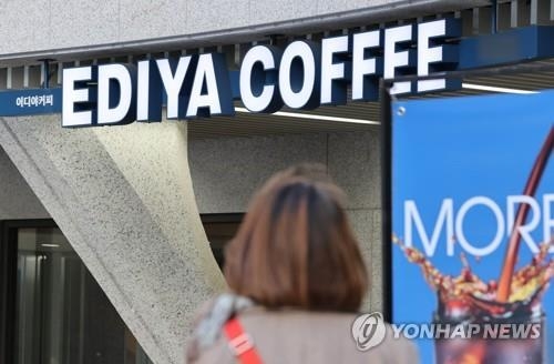 시민이 서울의 한 이디야커피 매장 앞을 지나가고 있다. [연합뉴스]