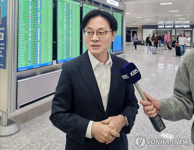 김정관 산업통상부 장관이 6일(현지시간) 미국 덜레스 국제공항에서 기자들의 질문에 답하는 모습. 연합뉴스
