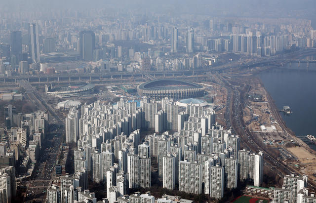 서울 송파구 롯데월드타워에서 바라본 강남3구 아파트. [연합뉴스 제공]